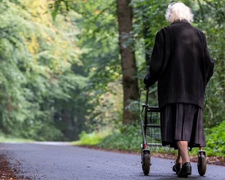 Cómo elegir un buen modelo de andador para ancianos y mayores